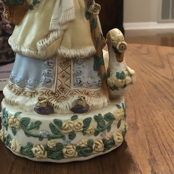 Vintage Victorian Rose Santa With Swan Music Box Dreaming Of A White Christmas - Picture 4 of 10